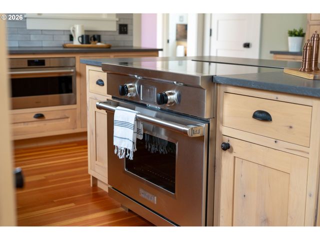 806 WASHINGTON St, Oregon City, OR 97045