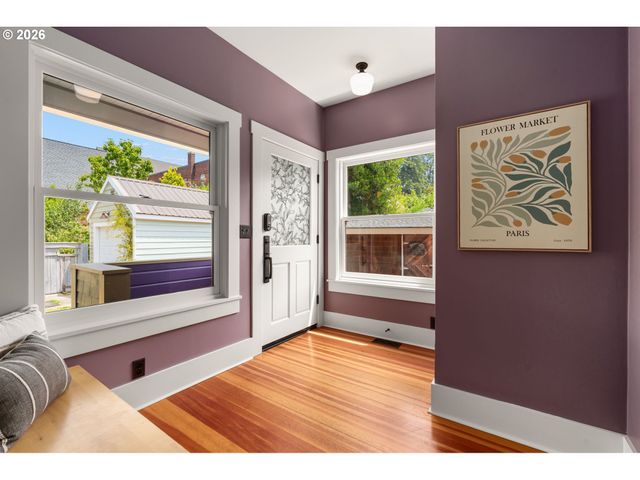 806 WASHINGTON St, Oregon City, OR 97045