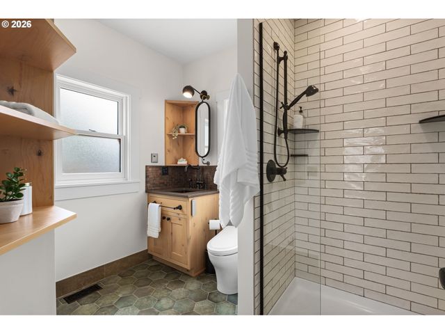 806 WASHINGTON St, Oregon City, OR 97045