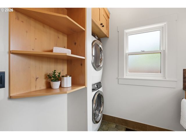 806 WASHINGTON St, Oregon City, OR 97045