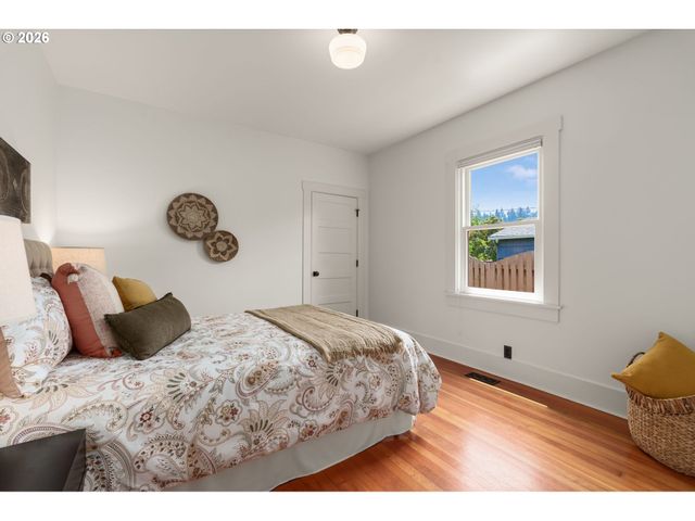 806 WASHINGTON St, Oregon City, OR 97045
