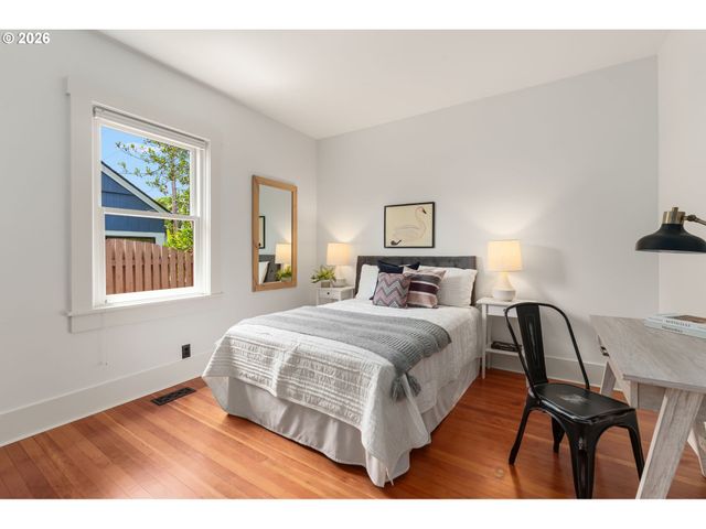 806 WASHINGTON St, Oregon City, OR 97045