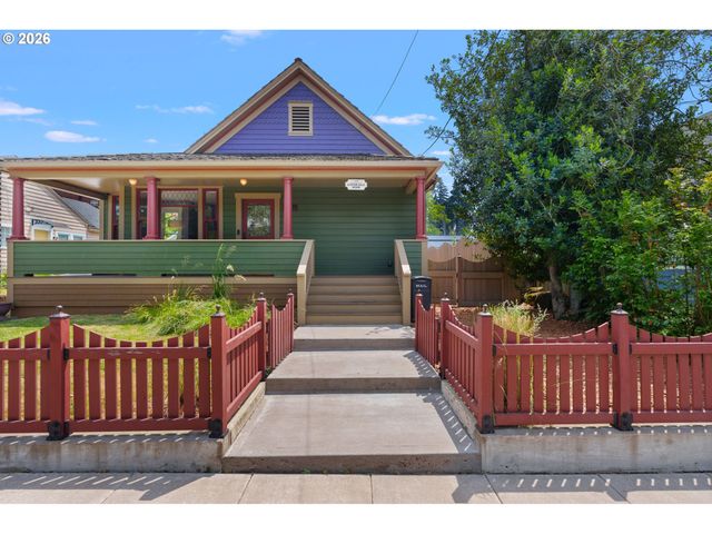 806 WASHINGTON St, Oregon City, OR 97045