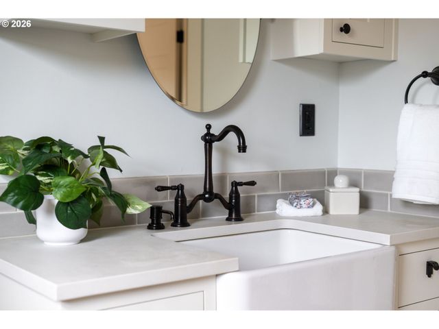 806 WASHINGTON St, Oregon City, OR 97045