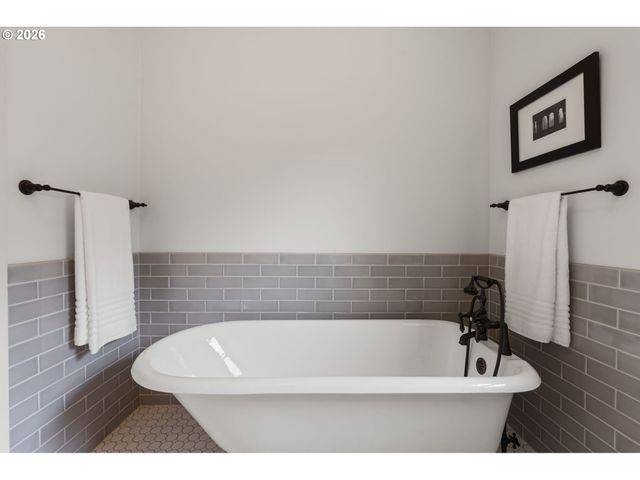 806 WASHINGTON St, Oregon City, OR 97045