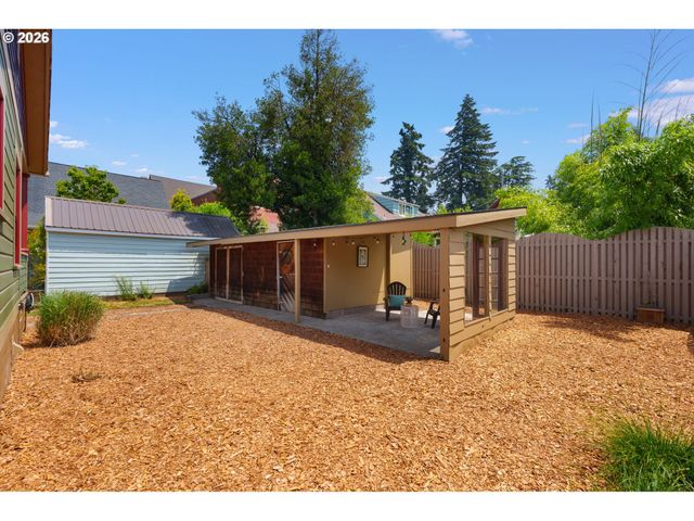 806 WASHINGTON St, Oregon City, OR 97045