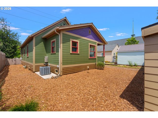 806 WASHINGTON St, Oregon City, OR 97045