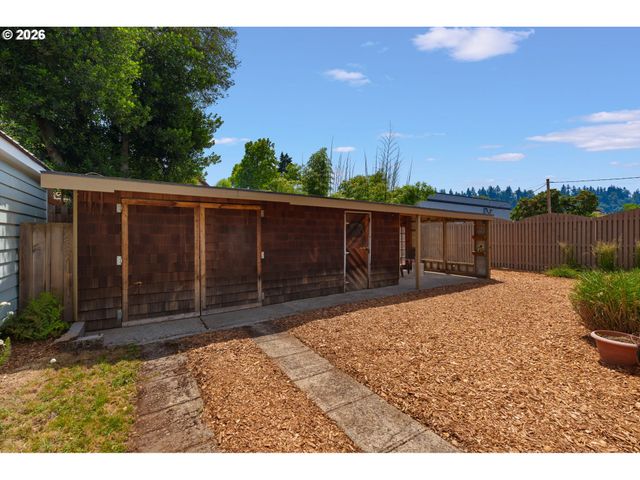 806 WASHINGTON St, Oregon City, OR 97045