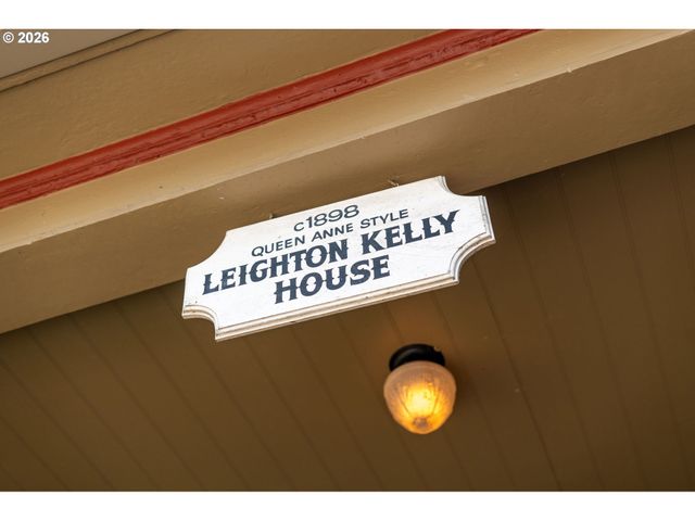 806 WASHINGTON St, Oregon City, OR 97045