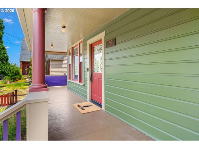 806 WASHINGTON St, Oregon City, OR 97045