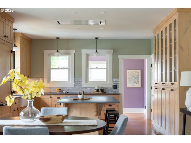 806 WASHINGTON St, Oregon City, OR 97045