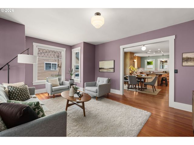 806 WASHINGTON St, Oregon City, OR 97045