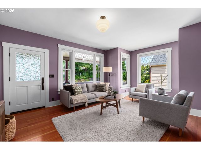 806 WASHINGTON St, Oregon City, OR 97045