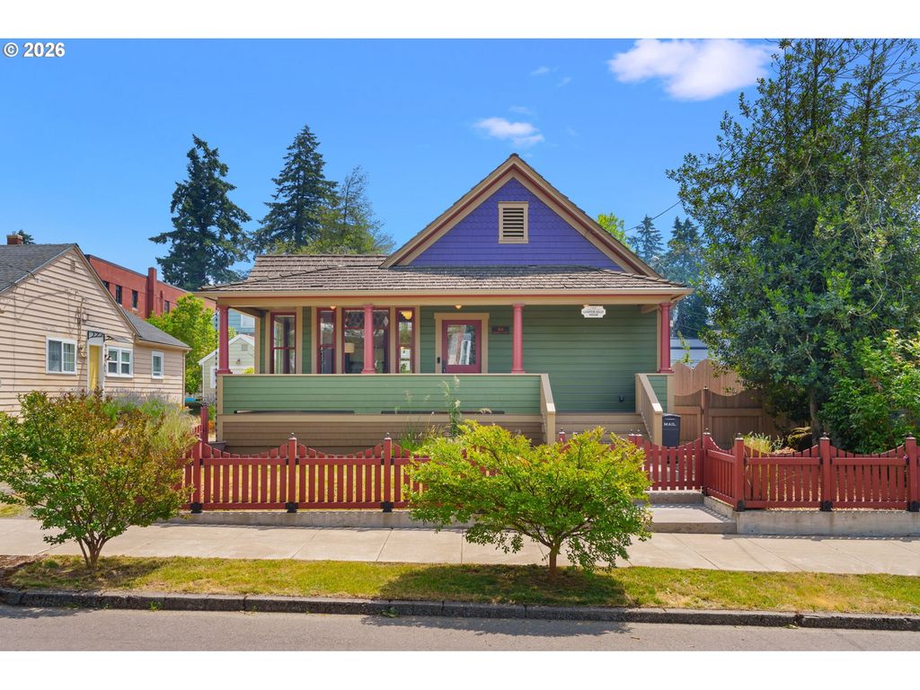 806 WASHINGTON St, Oregon City, OR 97045