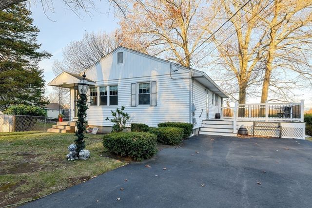 95 Saint Nicholas Avenue, Worcester, MA 01606