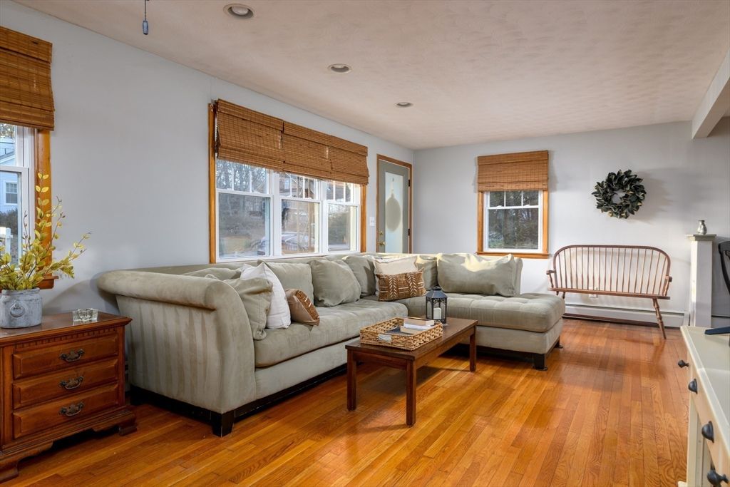 95 Saint Nicholas Avenue, Worcester, MA 01606