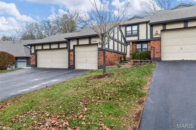 13176 Royal Pines Drive, Maryland Heights, MO 63146