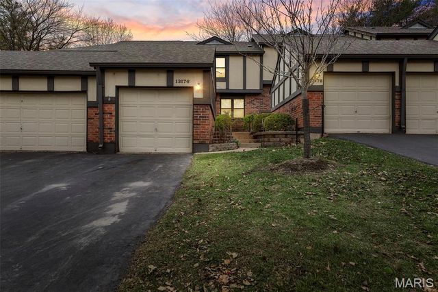13176 Royal Pines Drive, Maryland Heights, MO 63146