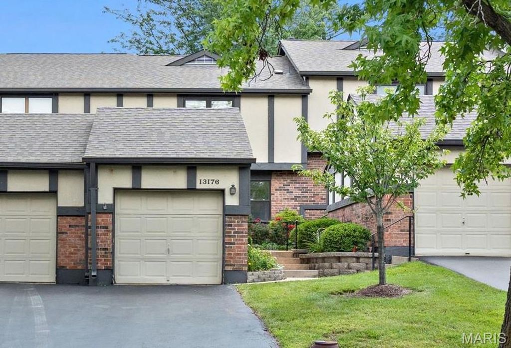 13176 Royal Pines Drive, Maryland Heights, MO 63146