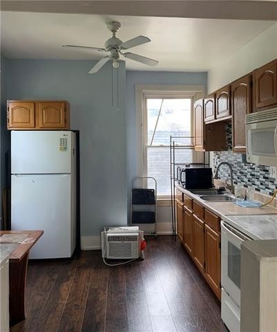 140 Mcgovern Blvd, Coraopolis, PA 15046