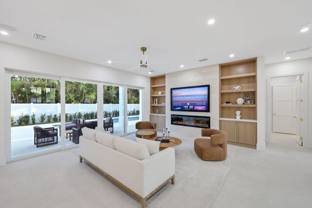 1041 Bimini Lane, West Palm Beach, FL 33404