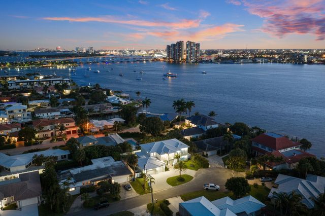 1041 Bimini Lane, West Palm Beach, FL 33404