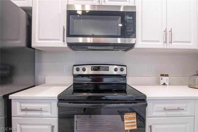 3594 NE 9th PL, Cape Coral, FL 33909