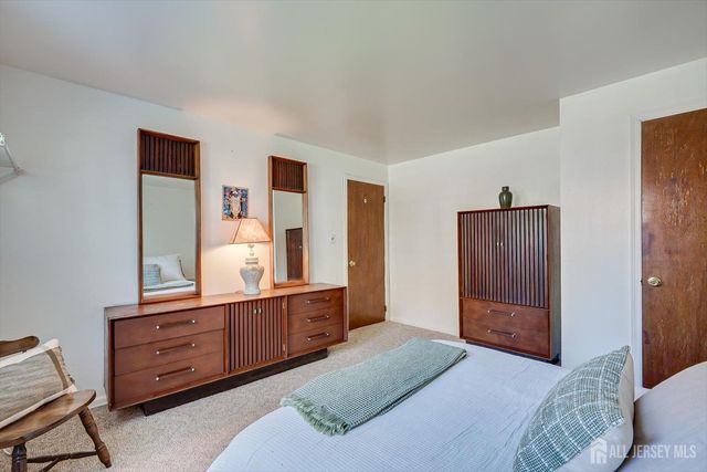 6 Sussex Court, Edison, NJ 08820
