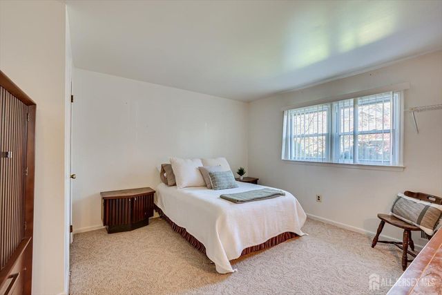 6 Sussex Court, Edison, NJ 08820