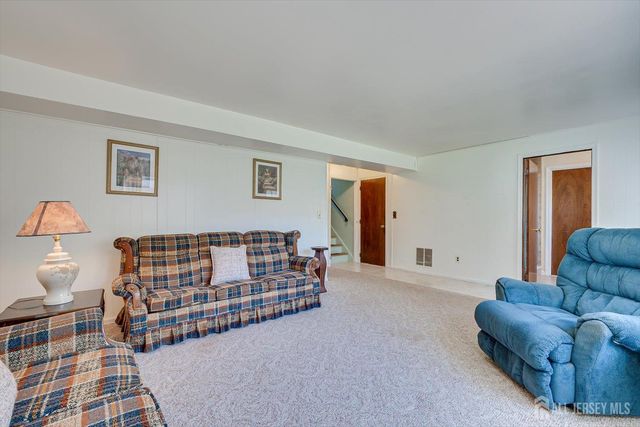 6 Sussex Court, Edison, NJ 08820
