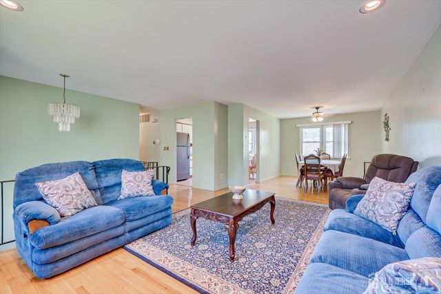 6 Sussex Court, Edison, NJ 08820