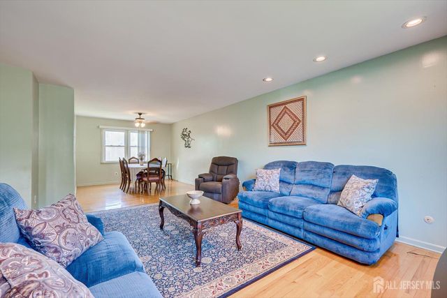 6 Sussex Court, Edison, NJ 08820