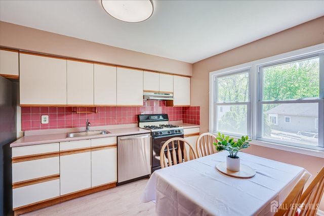 6 Sussex Court, Edison, NJ 08820