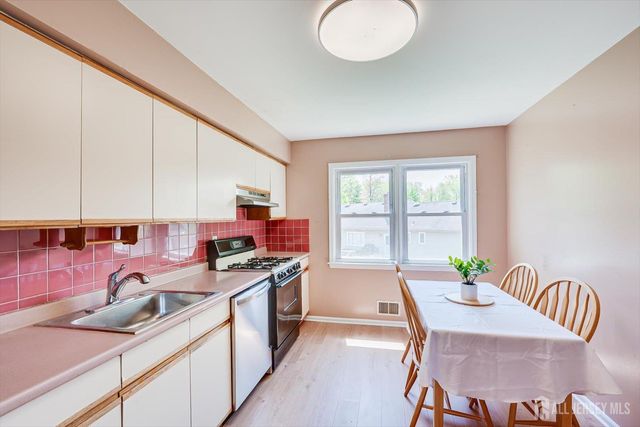 6 Sussex Court, Edison, NJ 08820