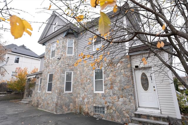 112 Fort Hill Ave, Lowell, MA 01852