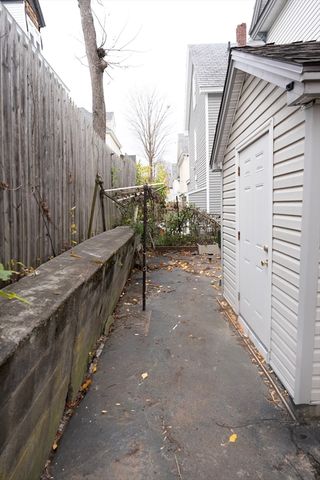 112 Fort Hill Ave, Lowell, MA 01852