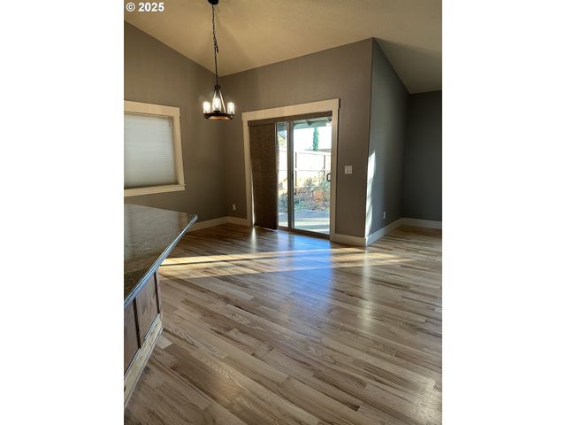 403 Ne HOLIDAY Ave, Dallas, OR 97338