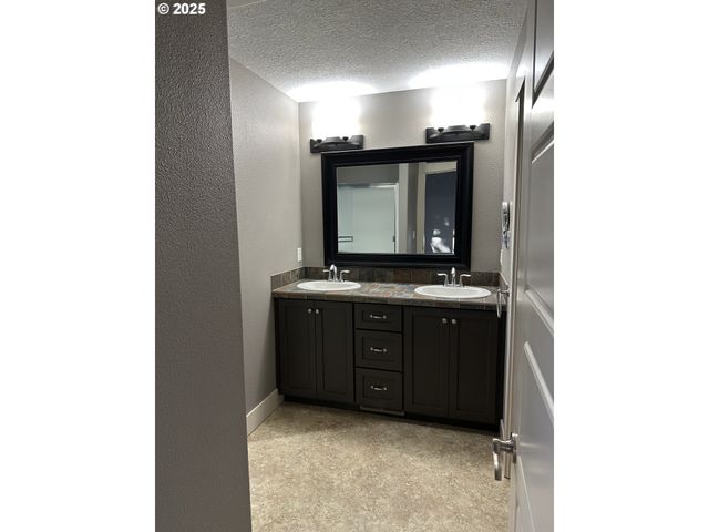 403 Ne HOLIDAY Ave, Dallas, OR 97338