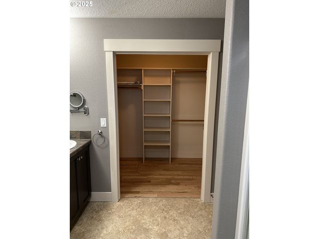 403 Ne HOLIDAY Ave, Dallas, OR 97338