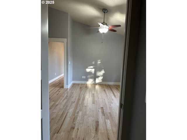 403 Ne HOLIDAY Ave, Dallas, OR 97338