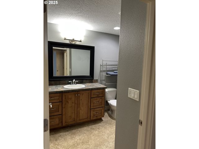 403 Ne HOLIDAY Ave, Dallas, OR 97338