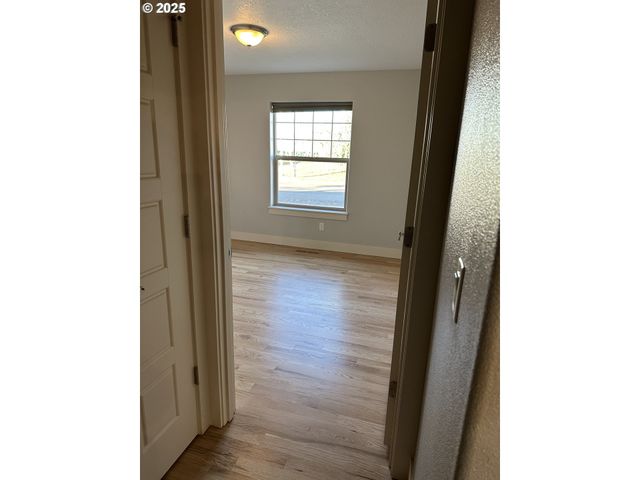 403 Ne HOLIDAY Ave, Dallas, OR 97338