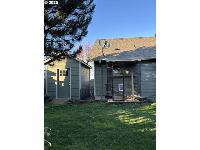 403 Ne HOLIDAY Ave, Dallas, OR 97338