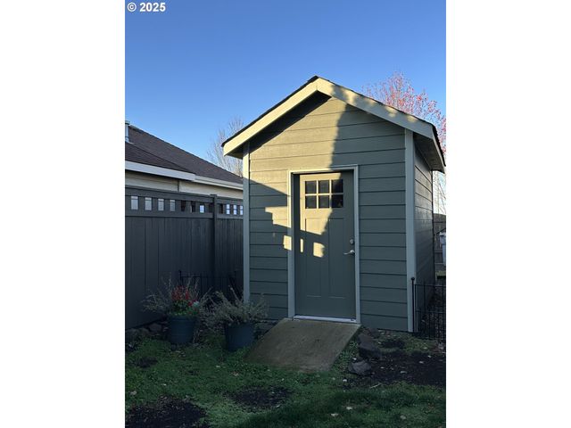 403 Ne HOLIDAY Ave, Dallas, OR 97338