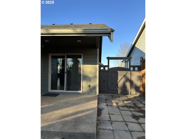 403 Ne HOLIDAY Ave, Dallas, OR 97338