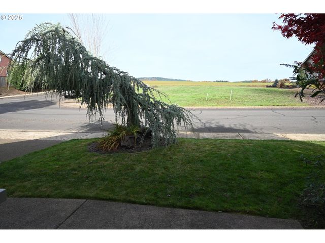 403 Ne HOLIDAY Ave, Dallas, OR 97338