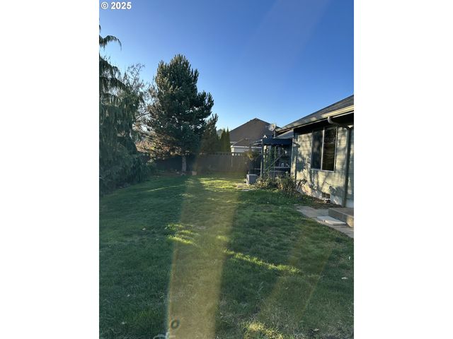 403 Ne HOLIDAY Ave, Dallas, OR 97338