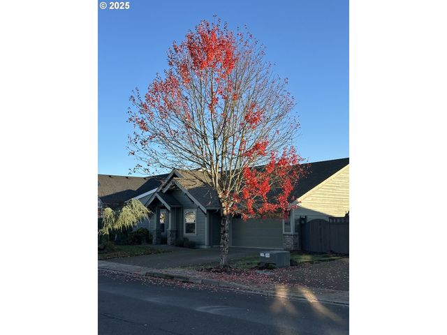 403 Ne HOLIDAY Ave, Dallas, OR 97338