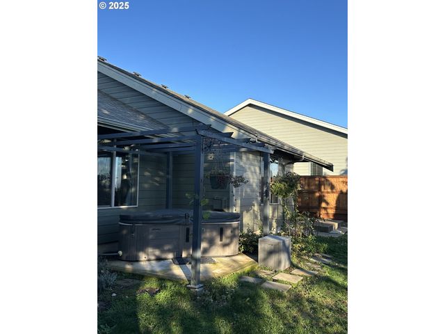 403 Ne HOLIDAY Ave, Dallas, OR 97338