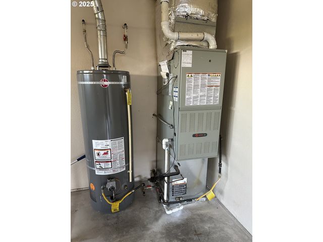 403 Ne HOLIDAY Ave, Dallas, OR 97338